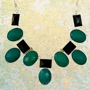NY Faceted Green and Black Plastic Necklace With Silver Tone Chain Statement